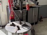 une machine qui se trouve dans un garage