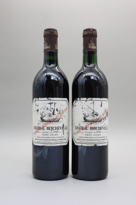 deux bouteilles de vin rouge posées l'une à côté de l'autre sur une table