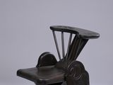 une image représentant une chaise en bois dont l'assise est en métal