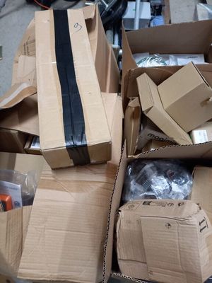 Sur une palette, pièces détachées dont tuyaux, sacs d'aspira… - Photo 1