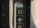 un gros plan d'une souris d'ordinateur avec un bouton vert