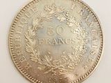 gros plan d'une pièce de monnaie sur une table à fond blanc