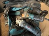 un sac contenant des outils, posé par terre