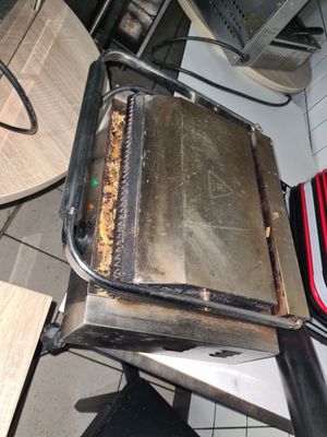 un grille-pain posé sur un plan de travail dans une cuisine