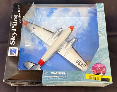 un petit avion en jouet qui se trouve dans la boîte posée sur la table