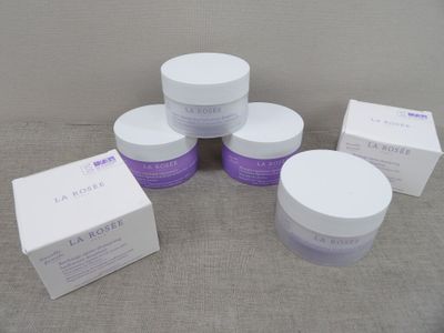 plusieurs pots de crème et des pots de crème posés sur une table