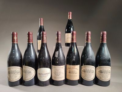 plusieurs bouteilles de vin sont alignées sur une table