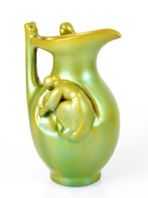 ZSOLNAY (Hongrie). Pichet anthropomorphe en céramique à fort…