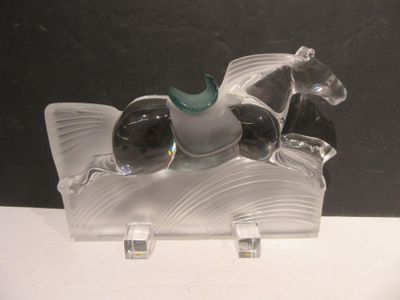 une figurine représentant un cheval et un chien sur un bateau