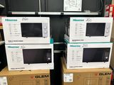 trois fours à micro-ondes empilés les uns sur les autres dans un magasin