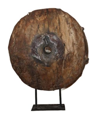 un gros morceau de bois posé sur un socle