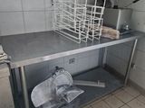 une cuisine équipée d'un évier et d'un plan de travail en métal