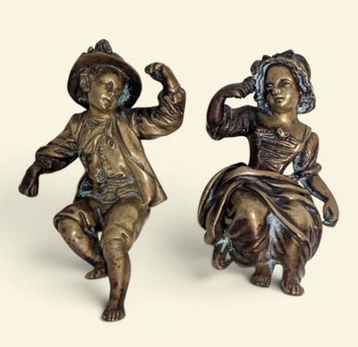paire de figurines anciennes en bronze d'un garçon et d'une fille