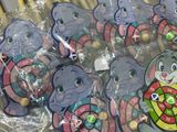 quatre sachets de bonbons en forme d'éléphants posés sur une table