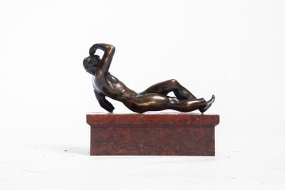 statue d'une femme allongée sur un bloc de marbre