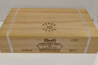 une boîte en bois portant une étiquette
