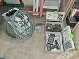 beaucoup d'appareils électroniques posés sur le sol