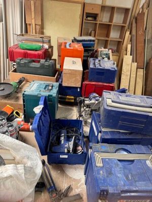 une pièce remplie de différents types d'outils
