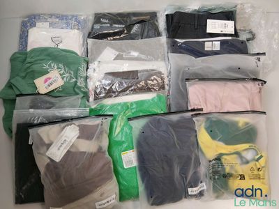 beaucoup de vêtements dans un sac en plastique posé sur une table