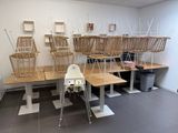 de nombreuses chaises et tables en osier dans une pièce