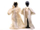 deux mannequins vêtus de robes de mariée et de voiles