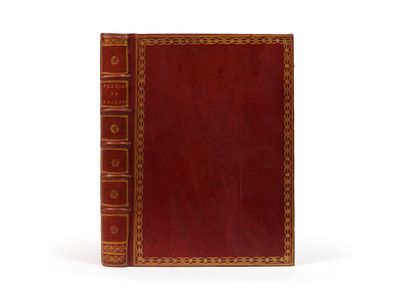 un vieux livre avec une couverture en cuir sur fond blanc