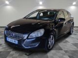 une photo d'un break Volvo noir garé dans un garage