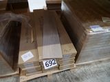 Plusieurs caisses en bois sont empilées sur une palette dans un entrepôt