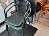 une chaise qui se trouve devant une fenêtre