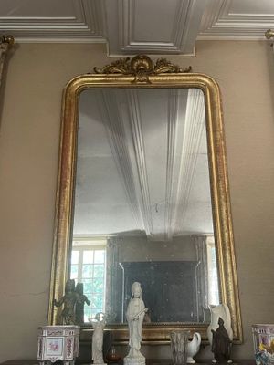 un miroir posé sur une cheminée dans une pièce