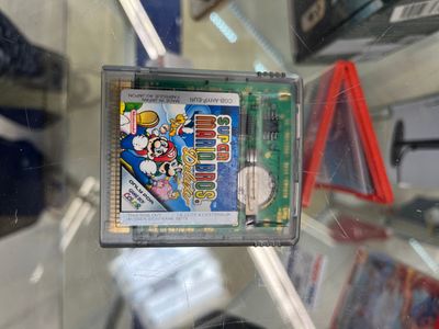 un jeu Nintendo exposé dans une vitrine