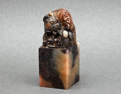 une image représentant une sculpture de lion posée sur un bloc