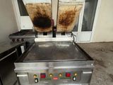 une grande friteuse posée au milieu d'une cuisine