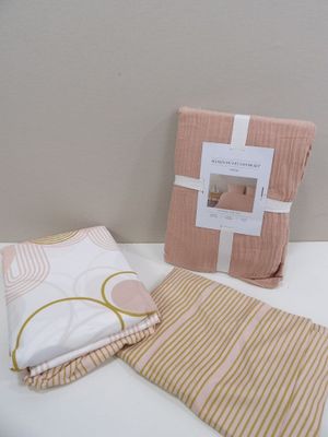 Deux serviettes sont posées sur une table blanche, à côté d'une boîte.
