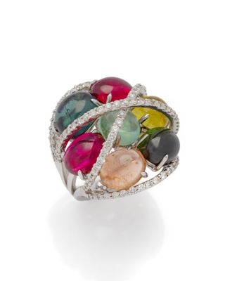 une bague ornée d'une pierre multicolore et de diamants