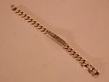 un bracelet en argent orné d'une barre, posé sur une table