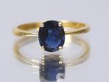 une image d'une bague sertie d'un saphir bleu