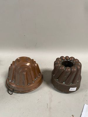 deux gâteaux au chocolat disposés l'un à côté de l'autre sur une table