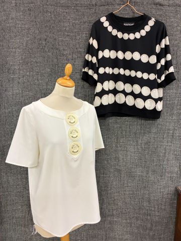 MOSCHINO Boutique – Lot de deux tuniques l’une ivoire à gros bout...