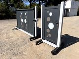 deux toilettes portables noires et blanches dans un parking