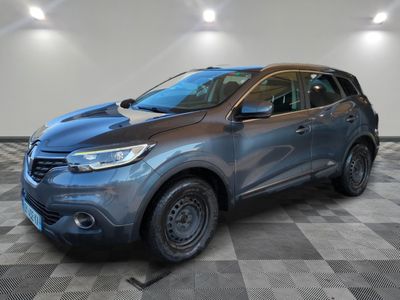 un 4x4 bleu garé dans une pièce au sol en damier
