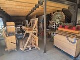 plusieurs pièces de bois sont empilées sur des palettes dans un entrepôt