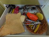 un tiroir rempli d'outils et un panier contenant un morceau de pain