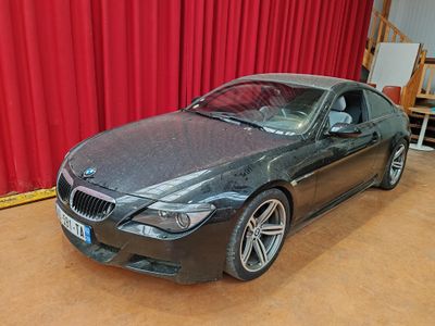 une photo d'une BMW noire dans un garage