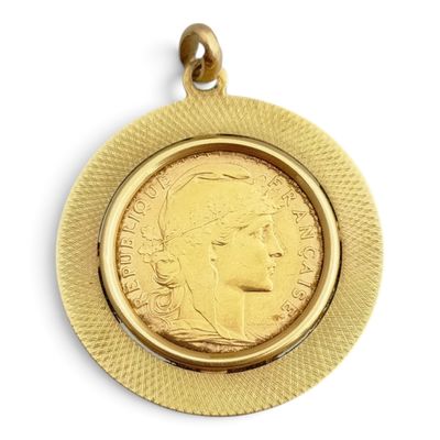 un gros plan d'une pièce d'or sur laquelle figure, au centre, le visage d'une femme