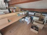 une pièce avec beaucoup de cartons et des cartons sur le sol