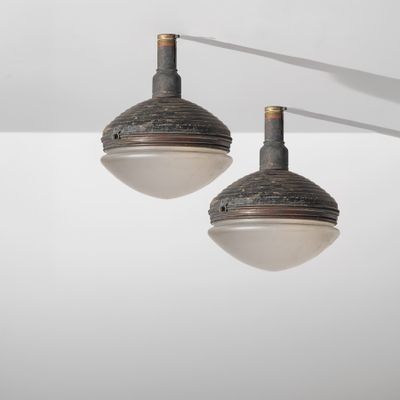 deux luminaires suspendus au plafond d'une pièce
