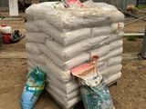 une pile de sacs de ciment posés par terre