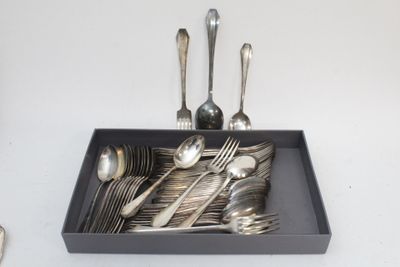 Ménagère art déco en métal argenté comprenant 12 couverts, +…