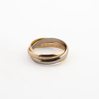 une bague en or et en argent ornée d'une plume